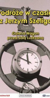 Stary zegar wskazuje godzinę 10:08 i jest umieszczony w centrum kierownicy, która stanowi ramę. Poniżej zegara znajduje się tekst informujący o podróżach w czasie z Jerzym Szeligą oraz wzmianka o lokalizacji wystawy - Galeria Wagon, przed Salą Lustrzaną. Tło plakatu jest jednolite, z wizerunkiem zdjęcia kolejowego na górze.