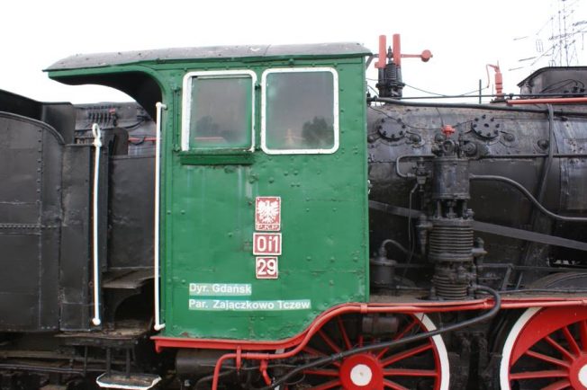 Lokomotywa parowa oznaczona numerem Oi1-29 ma zieloną kabinę maszynisty z białymi oknami oraz czerwone koła. Część mechaniczna pojazdu jest czarna z widocznymi rurami, zaworami i elementami konstrukcyjnymi. Na zielonej ściance kabiny widnieje herb oraz napisy informujące o numerze i przynależności lokomotywy.