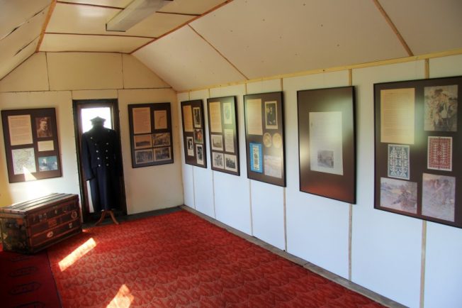 Wnętrze wagonu pasażerskiego jest wyposażone w czerwony dywan i białe ściany z ramkami zawierającymi zdjęcia i dokumenty. Po prawej stronie znajduje się drewniana skrzynia. Na ścianach umieszczono oświetlenia punktowe, które akcentują eksponaty.