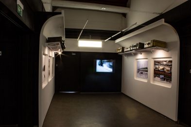 Wystawa składa się z zaaranżowanej przestrzeni, gdzie na ścianach zawieszone są ramki z fotografiami kolejowych scenerii zimowych. Na jednej ze ścian umieszczony jest ekran, na którym wyświetlany jest film związanym z tematyką ekspozycji. Nad głowami zwiedzających wiszą modele pociągów, co dodatkowo wzbogaca doświadczenie zwiedzania.