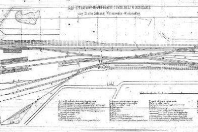 Prezentowany plan przedstawia układ torów i peronów na szczegółowej mapie technicznej. Mapa zawiera oznaczenia, notatki oraz szczegółowe linie reprezentujące tory kolejowe i rozmaite obiekty infrastrukturalne. Struktura ta jest zorganizowana i wyraźnie zaznaczone są kontury budynków stacyjnych oraz inne elementy związane z eksploatacją dworca kolejowego.