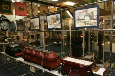 Ekspozycja zawiera modele pociągów i kolejowe akcesoria, rozmieszczone są w szklanych witrynach i na otwartych przestrzeniach. Na ścianach wieszają się obrazy i plakaty o tematyce kolejowej. Elementy wystawowe ukazują różnorodność historycznych i współczesnych aspektów kolei.
