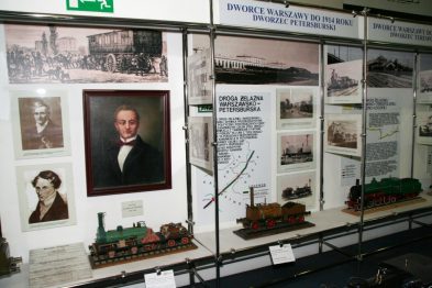 W sali wystawowej widać witryny z modelami pociągów i lokomotyw, a na ścianie wyeksponowane są plakaty oraz fotografie związane z historią kolei. Modele kolejowe umieszczone są na półkach za szklanymi drzwiczkami, co pozwala na ich bezpieczną prezentację. Na wybranych fotografiach przedstawione są postacie ludzkie, sceny z budowy kolei oraz portrety osób ważnych dla historii kolejnictwa.