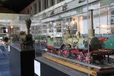 Wewnątrz muzealnej sali eksponowane są modele lokomotyw ustawione na szklanych gablotach. Modele te odwzorowują różnorodne typy parowozów, pomalowanych w różne barwy, stanowiąc kolekcję kolei kolejowych. Tło stanowi duża przestrzeń wystawiennicza z kolejnymi eksponatami i informacjami o historii kolejnictwa.