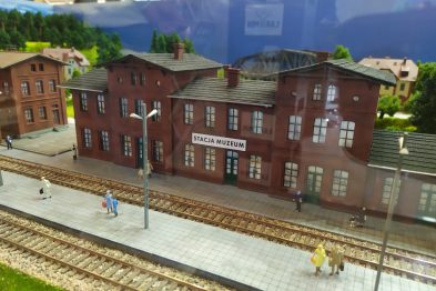 Na widocznym zdjęciu przedstawiona jest makieta dworca kolejowego z napisem 