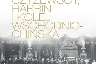 Przedstawiona okładka książki ukazuje czarno-białą fotografię grupy ludzi zgromadzonych na peronie stacji kolejowej, w tle widoczne są budynki i pociąg. Tytuł 