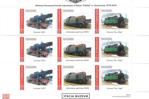 Arkusz znaczków pocztowych prezentuje dziewięć różnych lokomotyw, każda na indywidualnym znaczku, z okazji 100-lecia istnienia Firmy Fablok. Każdy znaczek posiada napis z nazwą lokomotywy oraz daty 1918-2018, odnoszące się do jubileuszu. Na dolnej części arkusza umieszczono logo Stacji Muzeum.