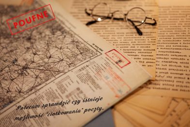 Niestety, opis obrazka może nie być możliwy, ponieważ dostarczone zdjęcie nie wydaje się być związane z kolejnictwem. Zamiast tego, prezentuje zestaw starych dokumentów z pieczątką oznaczającą 
