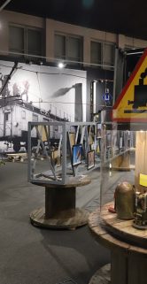 W przestronnym wnętrzu muzeum znajdują się różnorodne eksponaty kolejowe, w tym modele i symulatory. W centralnym punkcie widoczne jest drewniane postumenty z umieszczonymi na nich rzeczywistymi akcesoriami kolejowymi. Eksponaty są dobrze oświetlone, a zaaranżowana przestrzeń sprzyja interaktywnemu poznawaniu historii kolei.