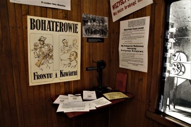 Wagon wystawowy jest wyposażony w drewniane ściany, na których zawieszono plakaty i fotografie związane z rokiem 1920; jedna z nich przedstawia rysunkowe postaci żołnierzy z napisem 