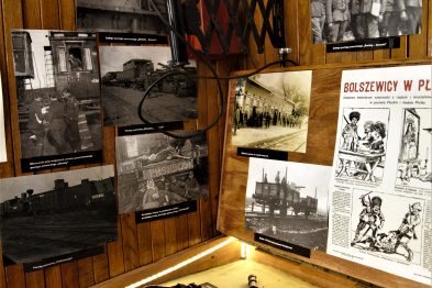 Wnętrze drewnianego wagonu zostało przekształcone w przestrzeń wystawową z artefaktami i fotografiami. Na ścianach wiszą czarno-białe zdjęcia i opisy związane z historią kolei oraz okresem 1920 roku, są również eksponaty militaria umieszczone w gablocie. Przy ścianie znajduje się płaska, prostokątna witryna z rzędami broni i przedmiotów z epoki.