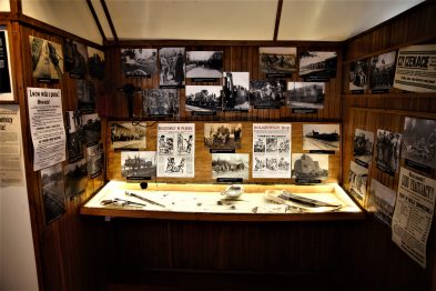 Wagon pasażerski jest zaadaptowany na ekspozycję muzealną z wieloma czarno-białymi fotografiami i dokumentami na ścianach. Na drewnianym blacie w centralnej części przestrzeni rozłożono dodatkowe eksponaty oraz modele kolejowe. Ściana z obrazkami wyposażona jest w opisy, które uzupełniają wizualny aspekt wystawy.