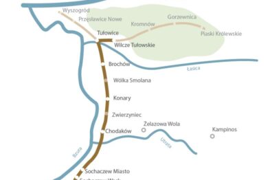 Mapa przedstawia schematycznie trasę wąskotorowego pociągu RETRO, z zaznaczonymi przystankami i stacjami położonymi wzdłuż meandrującej linii kolejowej. Niebieska linia symbolizuje torowisko, zaś nazwy miejscowości i przystanków są rozlokowane wokół niej. Wyróżnione kolory wskazują różne sekcje trasy lub specyficzne obszary na mapie.