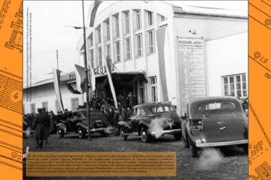 Stare, czarno-białe zdjęcie przedstawia grupę ludzi i kilka samochodów przed budynkiem z dużymi oknami i wejściem. Po lewej stronie fotografii umieszczono flagi, które są trzymane przez osoby w tłumie. W dolnej części obrazu widnieje żółte tło z tekstem i grafiką związaną z kolejnictwem.