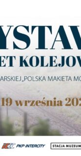 Plakat zapowiada wystawę makiety kolejowej, która ma miejsce w Stacji Muzeum w dniach od 17 do 19 września 2021 roku. Główny napis informuje o "WYSTAWA MAKIET KOLEJOWYCH", a poniżej znajdują się logotypy sponsorów i organizatorów. Tło plakatu przedstawia mglisty krajobraz z modelami kolei, co ma na celu podkreślić temat wystawy.