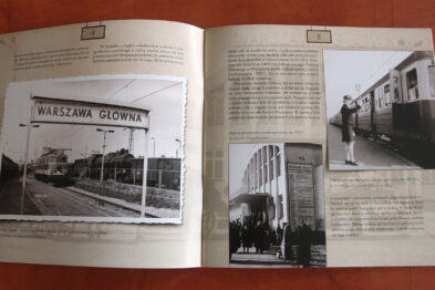 Książka otwarta na rozkładówce z fotografiami i tekstem dotyczącym historii dworca kolejowego. Na lewej stronie widoczna jest czarno-biała fotografia przedstawiająca wejście do budynku z napisem 