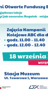 Plakat promuje wydarzenie edukacyjne związane z tematyką kolejnictwa, które ma miejsce w Warszawie. Na plakacie przedstawiono maskotkę w postaci białego kotka z elementami kolejowymi, otoczonego przez dzieci oraz symbole związane z kolejnictwem, jak semafor czy tory. Informuje o darmowych zajęciach dla dzieci, podając datę, godzinę i adres Stacji Muzeum.