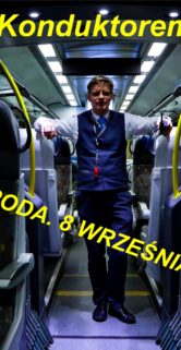 Mężczyzna w mundurze stoi w przejściu pomiędzy siedzeniami w wagonie kolejowym, oparty o żółte poręcze; ma uśmiechniętą postawę. Siedzenia są pokryte wzorzystą tapicerką, a podłoga jest ciemna. Ponad głową mężczyzny widoczne są informacje o wydarzeniu związane z kolejnictwem.