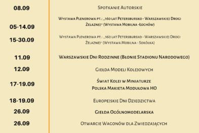 Plakat przedstawia harmonogram wydarzeń w Stacji Muzeum. Wymienione są daty od 04.09 do 30.09 z przypisanymi wydarzeniami, takimi jak dni otwarte, warsztaty, spotkania oraz wystawy. Tło plakatu jest w odcieniach pomarańczowego z grafiką przypominającą motywy kolejowe.