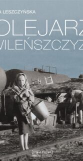 Projekt okładki książki "Kolejarze z Wileńszczyzny" autorstwa Dominiki Leszczyńskiej przedstawia czarno-białe zdjęcie ludzi na tle taboru kolejowego. Widoczna jest młoda dziewczyna w kurtce niosąca wiadro, zwrócona plecami do obiektywu. Tło stanowią wagony oraz lokomotywa, a całość kompozycji wydaje się być uchwycona w scenerii życia codziennego na obszarze związanym z kolejnictwem.