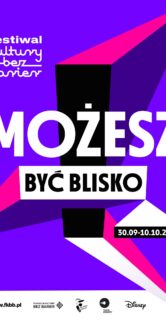 Plakat Festiwalu Kultury Bez Barier przedstawia graficzną kompozycję z dominującymi kolorami fioletowym i czarnym oraz białymi i różowymi akcentami tekstu. Centralna część grafiki zawiera duże białe litery „MOŻESZ BYĆ BLISKO”, pod którymi znajdują się daty „30.09-10.10.2021". Na dole plakatu umieszczono logotypy wspierających organizacji.