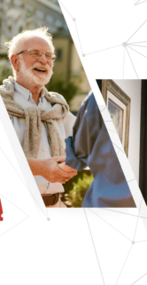 Grafika przedstawia składające się z białych i czerwonych elementów tło, na którym umieszczone są zdjęcia trzech uśmiechniętych osób starszych: dwóch mężczyzn i jednej kobiety. Jeden z mężczyzn gra na skrzypcach, drugi przegląda książkę, a kobieta rozmawia z kimś poza kadrem. W górnym prawym rogu widnieje logo Ministerstwa Kultury, Dziedzictwa Narodowego i Sportu oraz daty "2-3 października", a