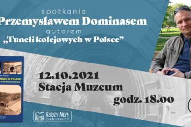 Mężczyzna siedzi na ławce w parku trzymając książkę; po jego prawej stronie widoczne są tory kolejowe i zielone drzewa. W górnej części obrazka znajduje się informacja o spotkaniu autorskim z datą i miejscem wydarzenia, a także grafika okładki książki. Na dole umieszczono logotypy wspierających organizacji oraz informację o możliwości zakupu publikacji na spotkaniu.