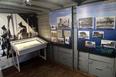 W pomieszczeniu wystawowym prezentowane są historyczne zdjęcia i informacje dotyczące tematu kolei w Zakopanem. Na ścianach zawieszono plansze i duże fotografie, a w centralnej części znajduje się witryna z dodatkowymi eksponatami. Wystawa utrzymana jest w estetyce nawiązującej do dziedzictwa kolejowego.