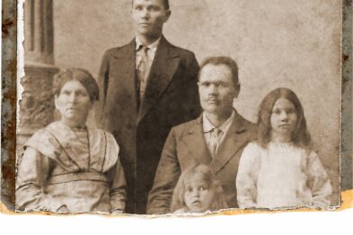 Stara, monochromatyczna fotografia przedstawia grupę pięciu osób ustawionych w dwóch rzędach. Trzy osoby dorosłe siedzą w pierwszym rzędzie, a dwoje dzieci stoi za nimi. Wszyscy są ubrani w formalne stroje typowe dla początku XX wieku i patrzą bezpośrednio w obiektyw.