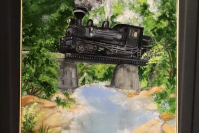 Obraz olejny przedstawia czarną lokomotywę parową jadącą po kamiennym moście. Maszyna otoczona jest bujną zieloną roślinnością i białymi obłokami dymu. Pod mostem widoczny jest strumień odbijający w swojej tafli lokomotywę i otaczający krajobraz.