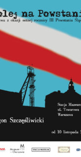 Plakat promuje wystawę "Kolej na Powstania" z okazji setnej rocznicy III Powstania Śląskiego, prezentując kombinację kolorów narodowych Polski. Siluety krajobrazu miejskiego z wieżą wyciągową i zarysem kościoła tworzą tło dla tekstu, który informuje o miejscu i dacie wydarzenia. Na dole plakatu znajdują się logotypy organizatorów oraz nazwa "Wagon Szczęśliwicki".