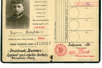 Stary dokument tożsamości o charakterze kolejowym zawiera fotografię młodego chłopca, dane osobowe oraz pieczęcie. Datowany jest na styczeń 1939 roku i wydany w języku polskim. Posiada charakterystyczne pola z przeznaczeniem na kasowanie biletów oraz zestawienie podróży.