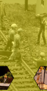 Kompozycja zawiera sześć heksagonalnych obrazów umieszczonych blisko siebie na tle z torowiskiem i postacią w stroju duchownym trzymającą model pociągu. Każdy z obrazów przedstawia różne sceny związane z koleją i pracami torowymi, w tym robotników przy pracy, wnętrze starego wagonu, a także model lokomotywy. Dominują kolory ziemiste, a na całym zdjęciu widoczny jest kolażowaty charakter kompozycji.