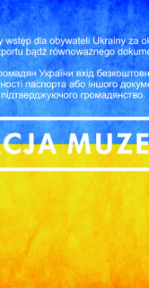 Plakat ma tło w kolorach flagi Ukrainy, z niebieską górą i żółtym dołem. Centralna część grafiki zawiera biały napis informujący o darmowym wstępie dla obywateli Ukrainy do muzeum kolejnictwa. Na dole widoczna jest ciemniejsza niebieska belka z białym tekstem "STACJA MUZEUM".