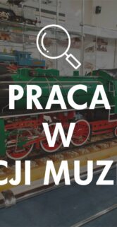 Stojąca lokomotywa parowa o zielonym kolorze z czerwonymi elementami stanowi centralny punkt grafiki. Lokomotywa jest umieszczona na tle przemysłowego wnętrza, które wydaje się być warsztatem lub halą naprawczą. Nad lokomotywą znajduje się napis "PRACA W STACJI MUZEUM", a w górnej części obrazka widoczna jest lupa i tekst zachęcający do kliknięcia.