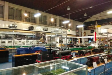 W przestrzeni wystawowej znajdują się modele pociągów i lokomotyw rozmieszczone w witrynach oraz na poziomie podłogi. Ściany pokryte są fotografiami i pamiątkami związanymi z tematyką kolejową. Dominują kolorystyka ciemnych barw kontrastująca z kolorowymi modelami kolejowymi eksponowanymi w centralnych punktach sali.