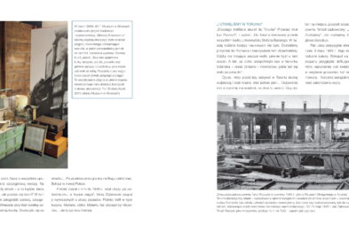 Strona z książki przedstawia czarno-białe zdjęcia związane z kolejnictwem, z lewej strony widać wnętrze z urządzeniami telekomunikacyjnymi, a z prawej zniszczony wagon kolejowy. Pod obydwoma fotografiami umieszczono opisy w języku polskim. Cała strona jest częścią publikacji dotyczącej historii kolejarzy z regionu Wileńszczyzny.