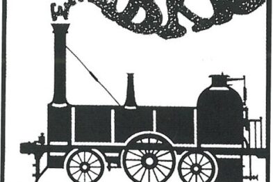 Logo przedstawia parowóz z kominem i kołami napędowymi w stylizowanym rysunku, nad którym widnieje napis 