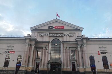 Budynek przedstawiony na zdjęciu to klasyczna konstrukcja dworca kolejowego z symetrycznie rozmieszczonymi oknami i centralnie umieszczonym wejściem. Nad centralnym wejściem widnieje napis 