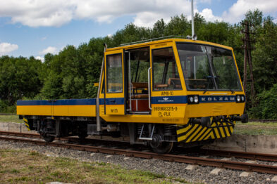 Szlakiem kolejowym porusza się żółto-niebieska drezyna inspekcyjna oznaczona numerem MWB 228. Pojazd jest wyposażony w panoramiczne przeszklenie kabiny, które zapewnia wygodne obserwowanie okolicy podczas jazdy. Drezyna przeznaczona jest do przewożenia pracowników i niezbędnych narzędzi podczas prac konserwacyjnych na torach.