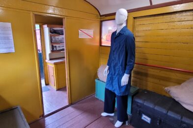 W środku starego wagonu kolejowego znajduje się ekspozycja z manekinem ubranym w niebieski mundur. Otoczenie manekina tworzą drewniane regały z różnymi skrzyniami, walizkami oraz workami, reprezentujące bagaż i przesyłki. Na ścianie wiszą informacje opisujące ekspozycję oraz historyczne funkcje wagonu.
