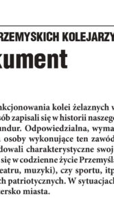 Stoi mężczyzna w mundurze kolejarza z końca XIX wieku, z dwurzędnymi guzikami i ozdobnymi sznurami. Posiada wąsy i na głowie nosi czapkę z daszkiem. Na dole zdjęcia jest fragment tekstu, w którym wspomniano o historii przemyskich kolejarzy oraz nieznanym dokumencie z 1879 roku.