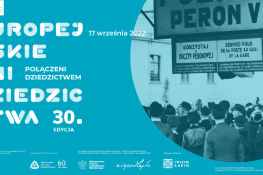 Plakat informuje o wydarzeniu związanym z kolejnictwem i dziedzictwem kulturalnym. Widoczna jest tłumna scena na stacji kolejowej z lat wcześniejszych, na górze plakatu znajduje się niebieski pasek z informacją o Europejskich Dniach Dziedzictwa oraz datą wydarzenia. Centralna część plakatu prezentuje czarno-białe zdjęcie ludzi na peronie oraz graficzne elementy i tekst zapowiadający inaugurację ekspozycji historycznej.