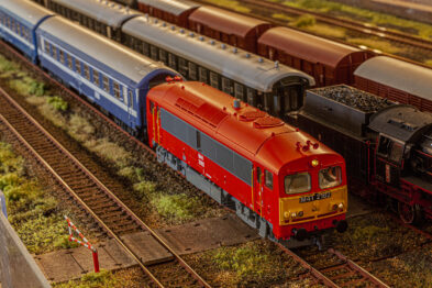 Czerwona lokomotywa modelu kolejowego z napisem 