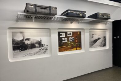Prezentowana jest galeria zdjęć i modeli kolejowych. Na białych ścianach zawieszono czarno-białe fotografie przedstawiające sceny związane z koleją zimą oraz trzy modele pociągów umieszczone wysoko nad fotografiami. Modele w skali ukazują zimowe motywy kolejowe.