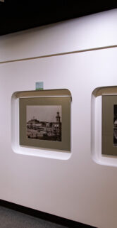 Pięć czarno-białych fotografii o tematyce kolejowej jest zawieszonych w równych odstępach na jasnej ścianie galerii. Fotografie są oprawione w pasujące ramki i mają dedykowane oświetlenie, które podkreśla szczegóły i jakość każdego dzieła. Pod każdym zdjęciem umieszczono informację o autorze i tytule prac.