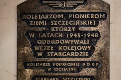 Widoczna jest tablica pamiątkowa umieszczona na ścianie, która honoruje kolejarzy i pionierów ziemi szczecińskiej z lat 1945-1948 za odbudowę węzła kolejowego w Stargardzie. Tablica wykonana jest z brązu i ma kształt toskańskiej tarczy, zawiera także wyryty napis oraz symbol kolejowy na górze. Data odsłonięcia tablicy, 23 kwietnia 1998, została umieszczona na dole.