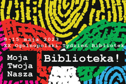 Plakat przedstawia kolorowe odciski palców ułożone w tło, na którym widnieją dane dotyczące wydarzenia. Centralna część grafiki wykorzystuje białą czcionkę do przedstawienia hasła akcji oraz dat i nazwy wydarzenia. Kolorystyka grafiki łączy odcienie różu, żółci, zieleni, niebieskiego i pomarańczowego, tworząc efekt tęczowego tła dla tekstu.