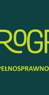 Grafika przedstawia logo programu wspierającego osoby niepełnosprawne, wyrażone za pomocą stylizowanego szeregu ikon, w tym domu z kolumnami symbolizującym muzeum i sylwetką osoby na wózku inwalidzkim. Kolorystyka logo to odcienie żółtego i niebieskiego, a całość umieszczona na ciemnym tle. Napisy informują o nazwie programu, a także o jego przeznaczeniu, czyli wsparciu osób z niepełnosprawnościami