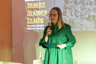 Pani Dominika Leszczyńska przemawiająca na scenie podczas inauguracji wydarzenia